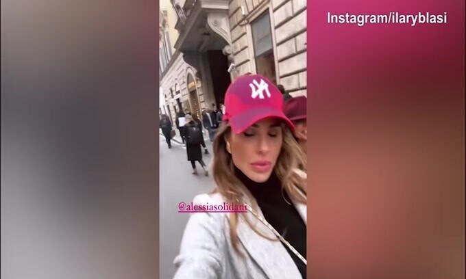 I paparazzi "pizzicano" Ilary Blasi e la ringraziano...