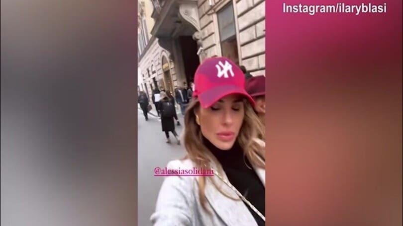 I paparazzi "pizzicano" Ilary Blasi e la ringraziano...