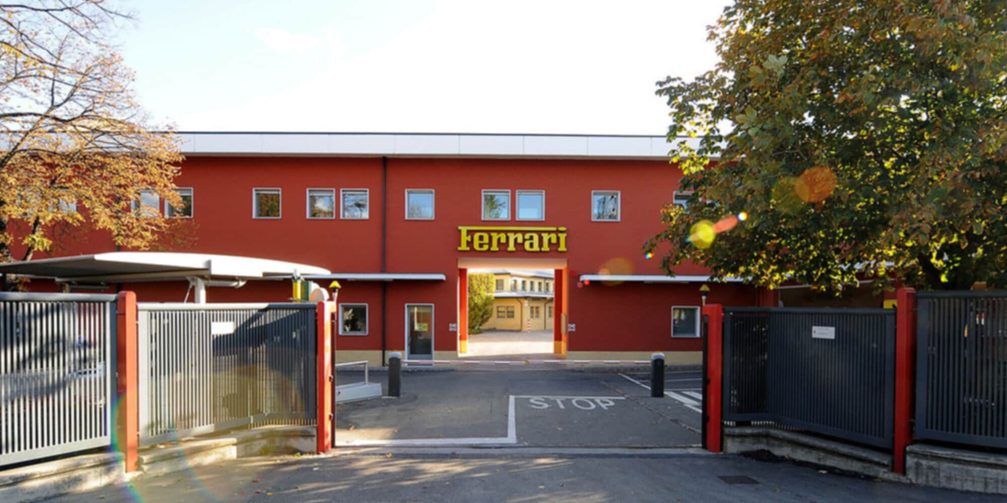 Ferrari, visite segretissime e oggetti vietati: cosa accade a chi entra a Maranello