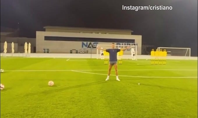 Sfida a colpi di punizione tra Cristiano Ronaldo e il figlio