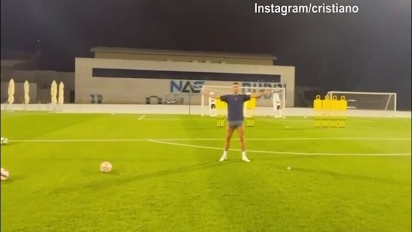 Sfida a colpi di punizione tra Cristiano Ronaldo e il figlio