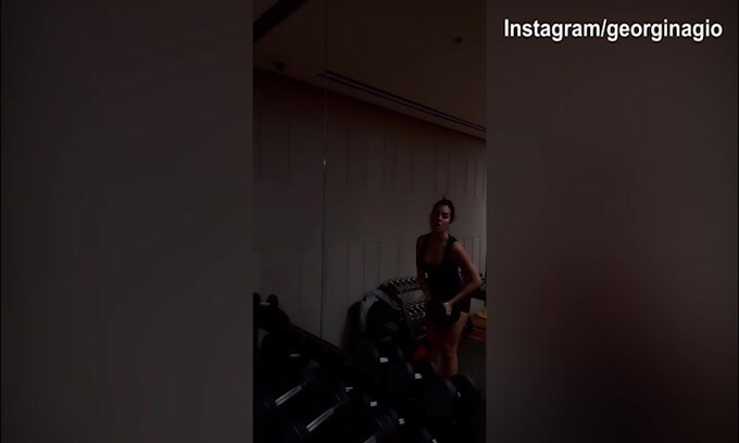 Georgina si allena in palestra: eccola in azione