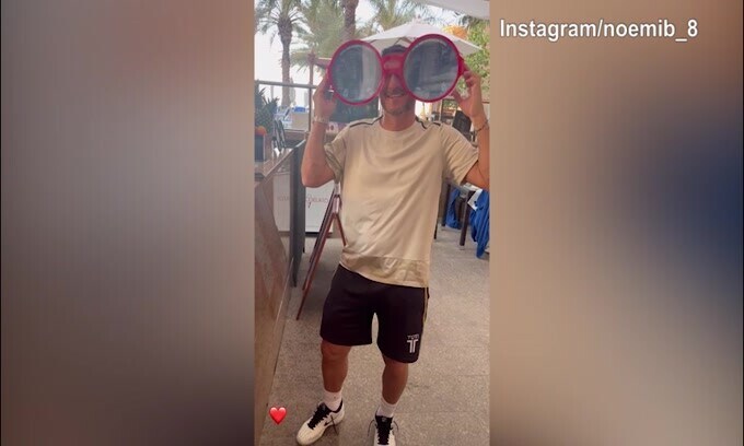 Totti scherza con Noemi: eccolo con due enormi occhiali