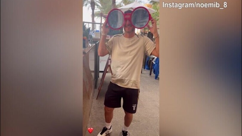 Totti scherza con Noemi: eccolo con due enormi occhiali