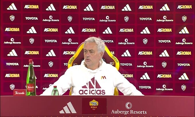 Mourinho: "Io esempio di professionalità. Non accetto critiche"