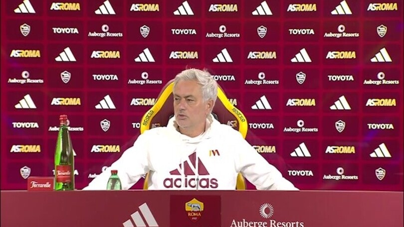Mourinho: "Io esempio di professionalità. Non accetto critiche"