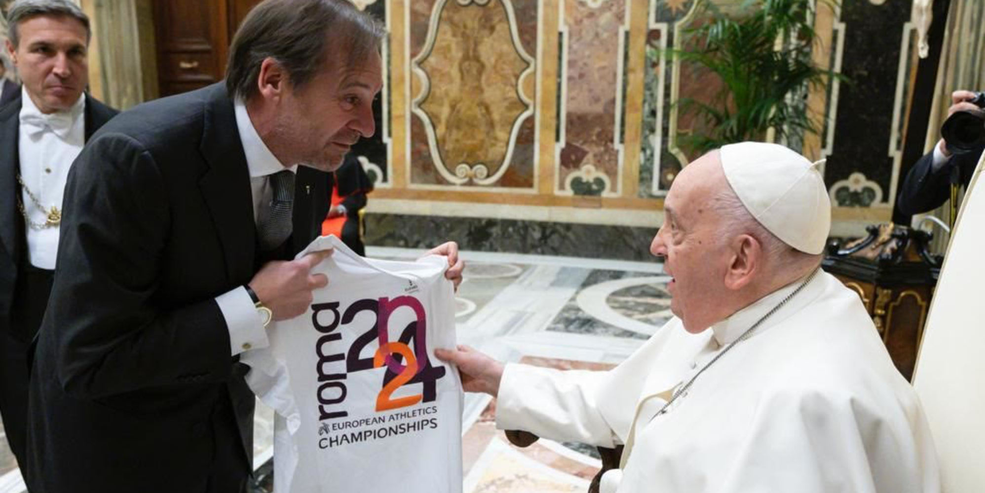 La maglia di Roma 2024 a Papa Francesco: "Santità, la aspettiamo all'Olimpico"