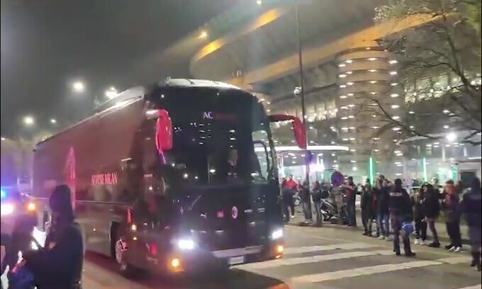 Milan-Roma, a San Siro arriva il pullman rossonero