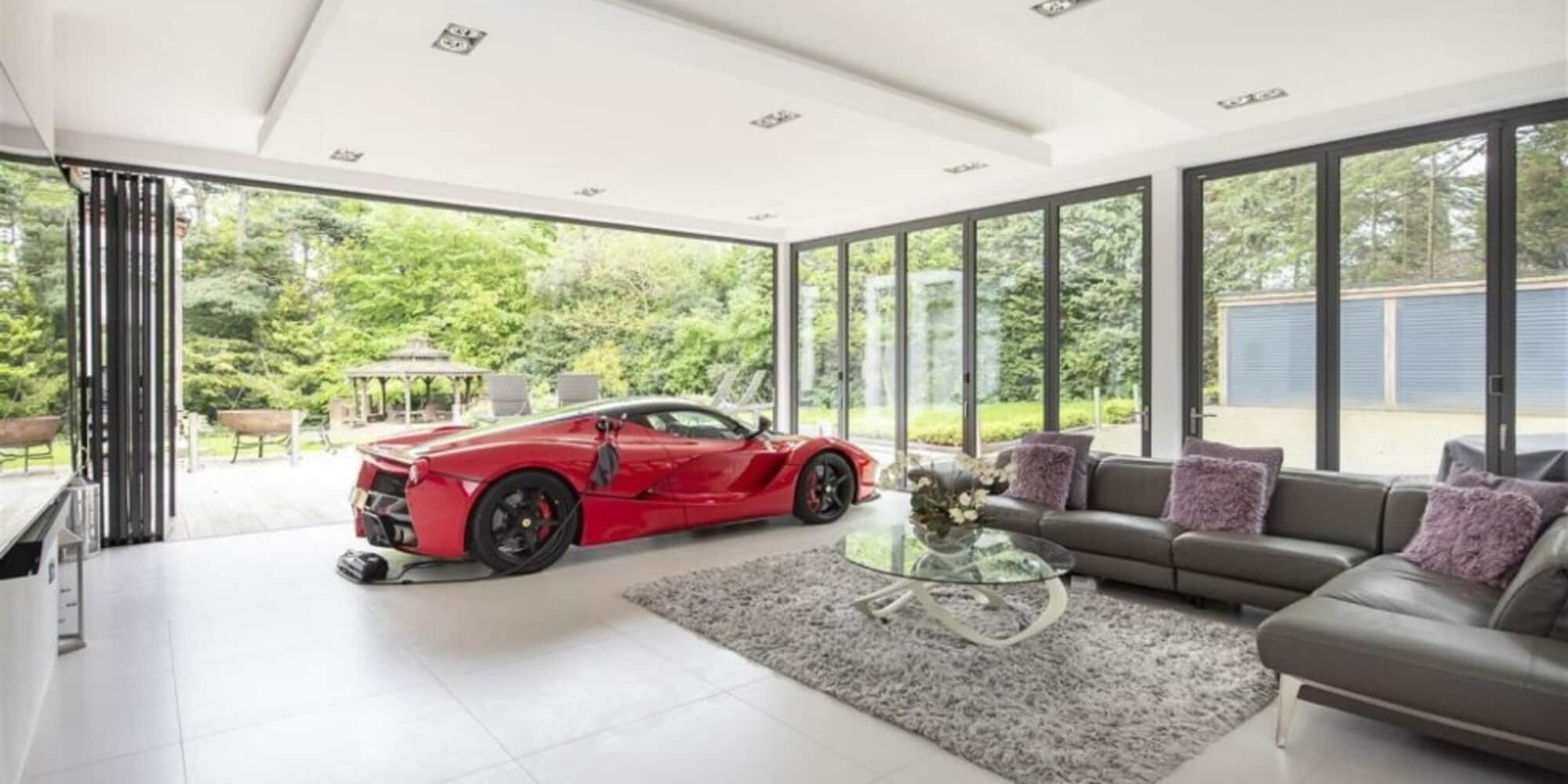 Vendesi villa con dentro una Ferrari da 5 milioni... che vale più della casa!