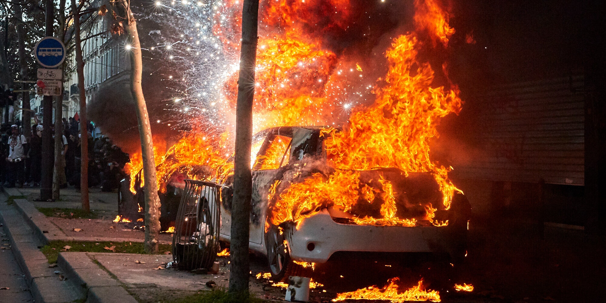 La Maserati Levante va a fuoco all'improvviso: si salva per miracolo