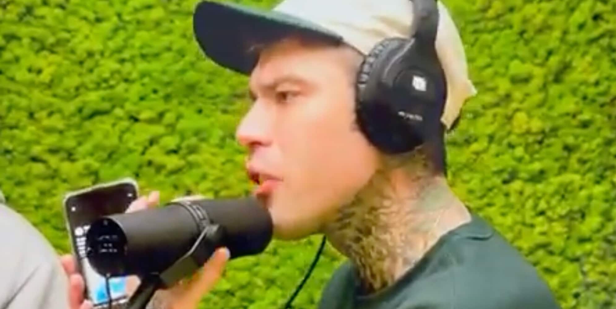 Fedez shock, insulti e foto sbagliata in diretta: "Davidone faccia da c..."
