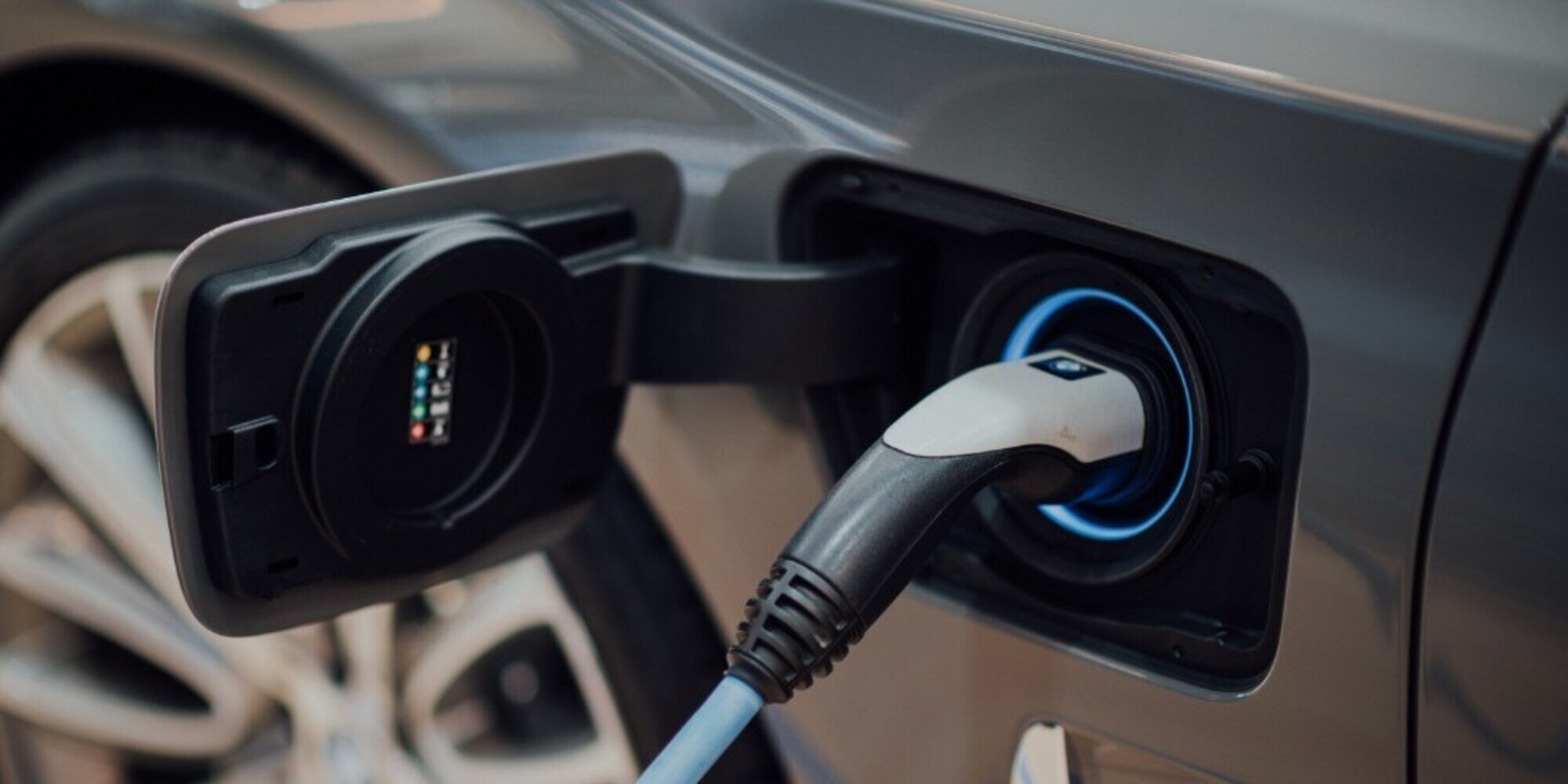 Milano si prepara alle auto elettriche: in arrivo 4mila colonnine