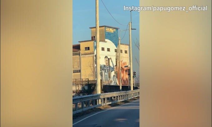 Murale di Ilicic, Gomez e Gasperini: il "Papu" guarda la scena dall'auto