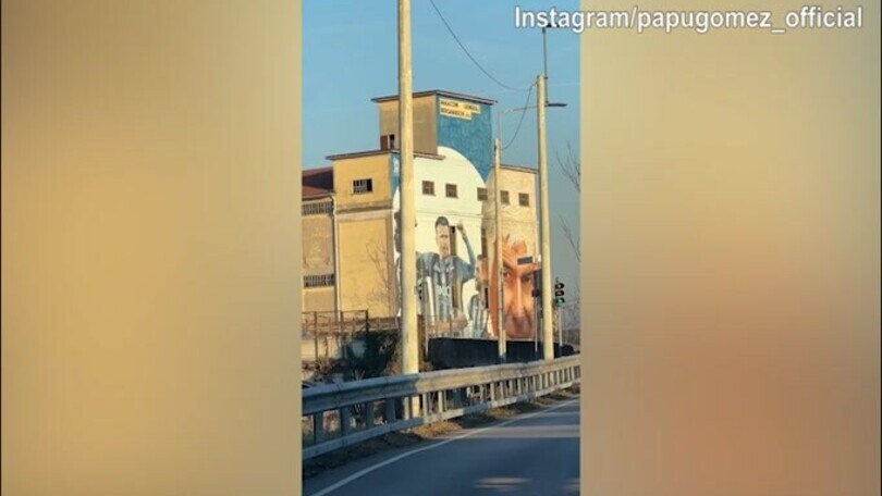 Murale di Ilicic, Gomez e Gasperini: il "Papu" guarda la scena dall'auto