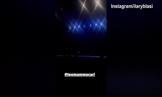 Ilary Blasi assiste allo spettacolo di Teo Mammucari