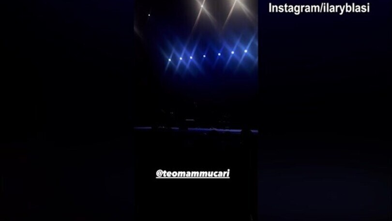 Ilary Blasi assiste allo spettacolo di Teo Mammucari