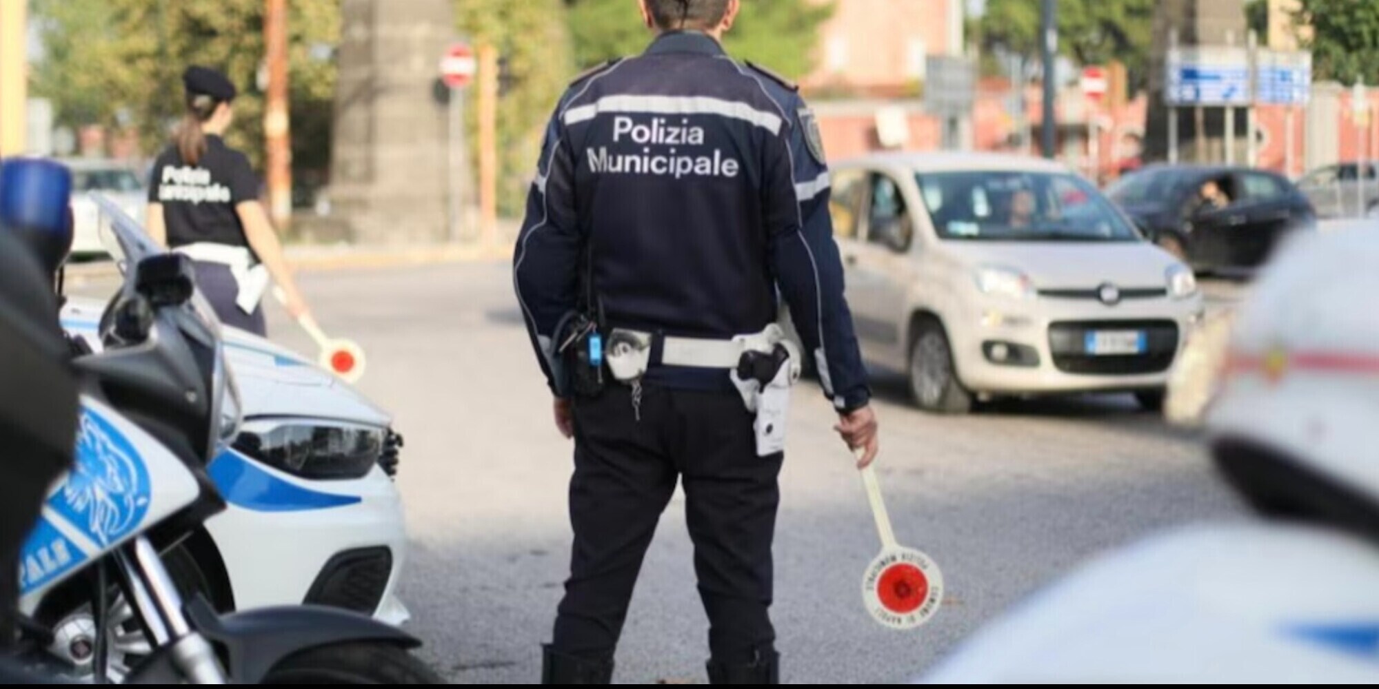 Bologna, caos per i 30 km/h: bus in ritardo, multe e c’è chi viaggia a 9 km/h
