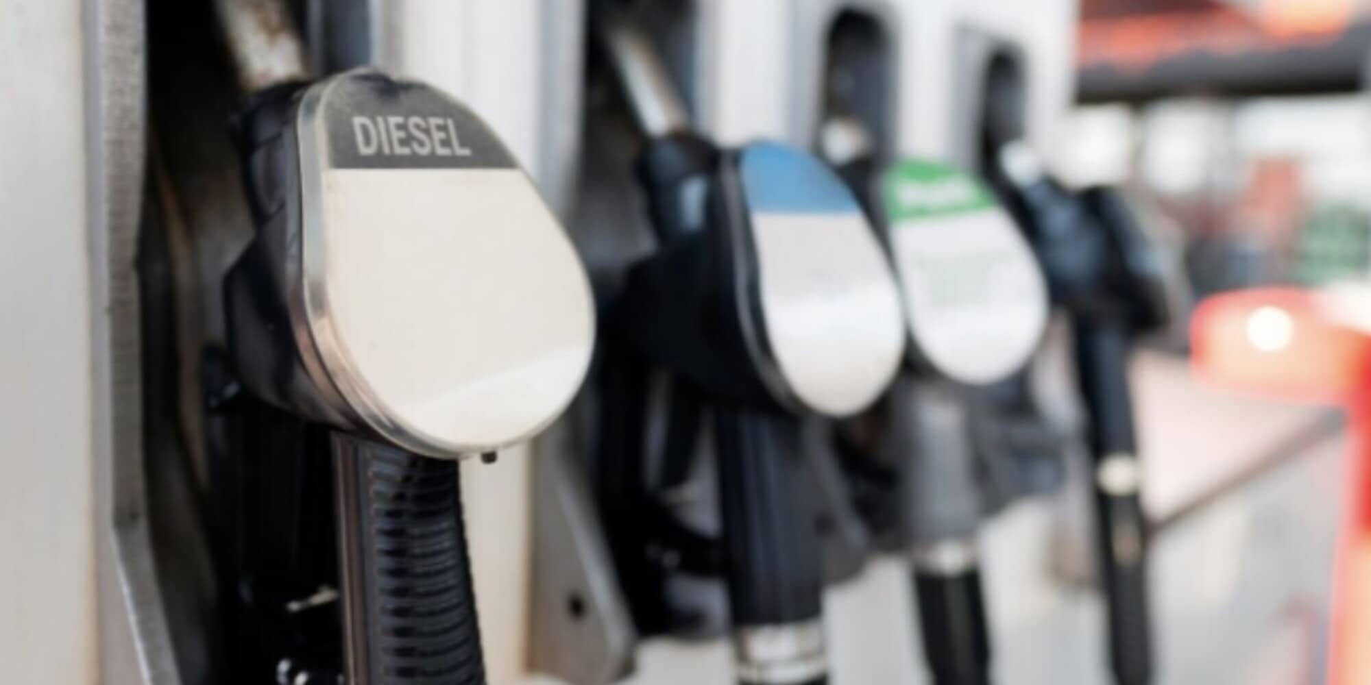 Benzina, leggero rialzo: ora è a  1,778 euro al litro al self