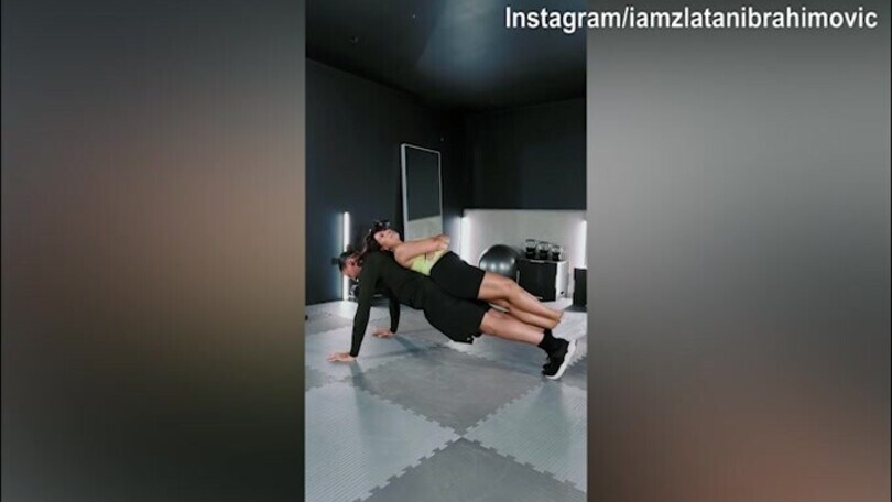 Ibrahimovic, flessioni con...Raye!