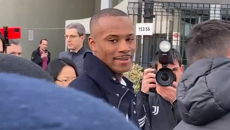 Djalò, l'arrivo al J Medical: foto e primi autografi