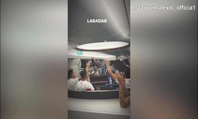 Inter, Sanchez e compagni: festa nello spogliatoio dopo la Supercoppa