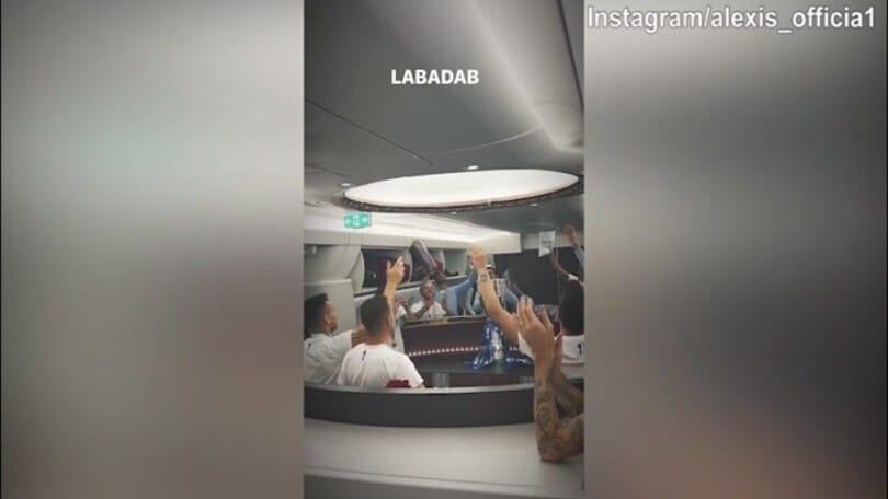 Inter, Sanchez e compagni: festa nello spogliatoio dopo la Supercoppa