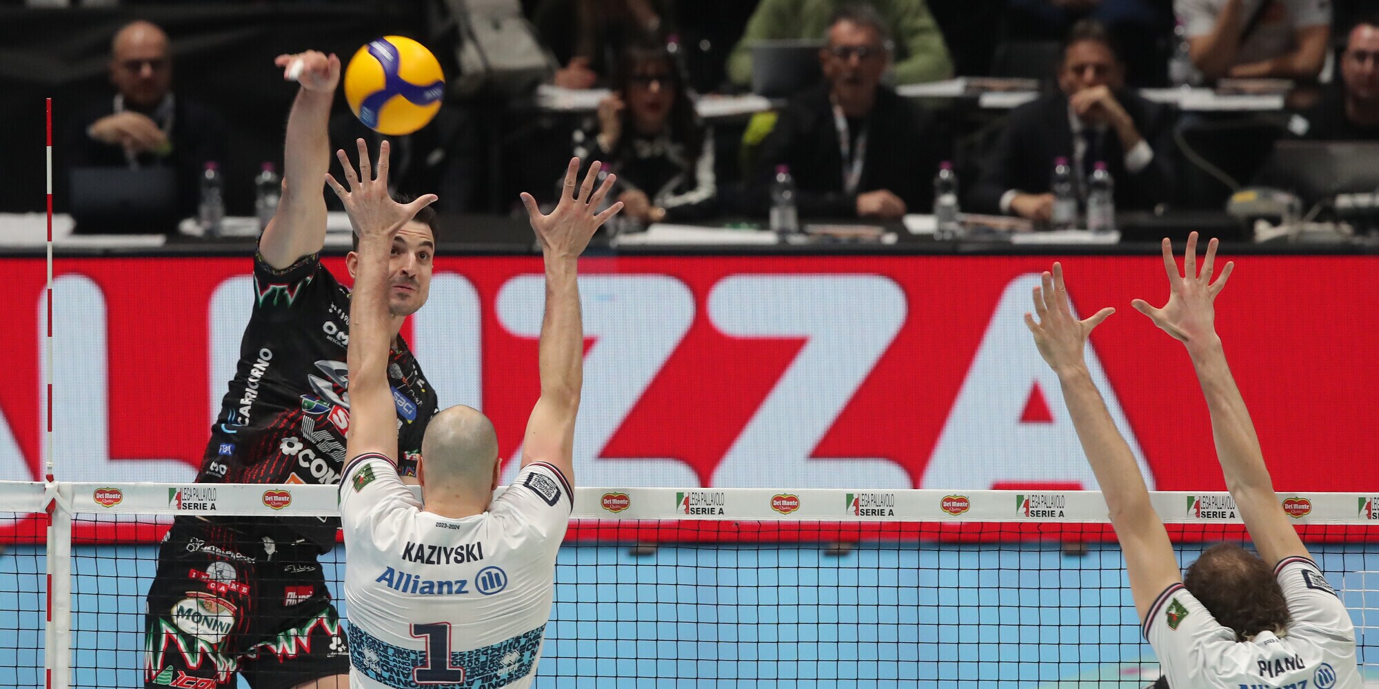 Perugia deve lottare cinque set ma alla fine batte Milano e va in finale