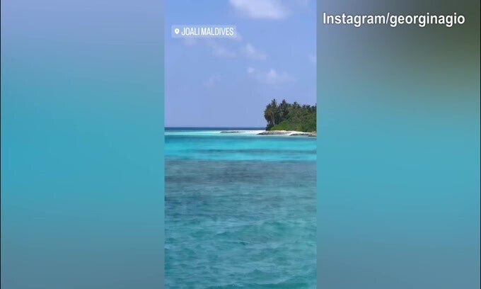 Maldive, compleanno in un paesaggio da favola per Georgina