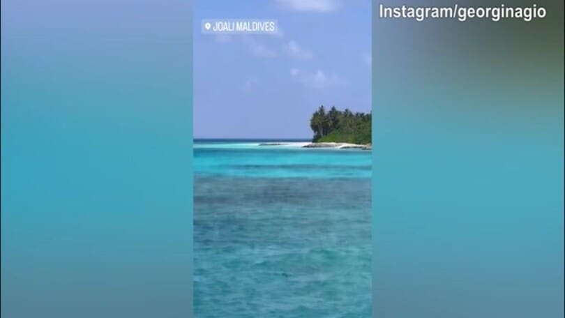 Maldive, compleanno in un paesaggio da favola per Georgina