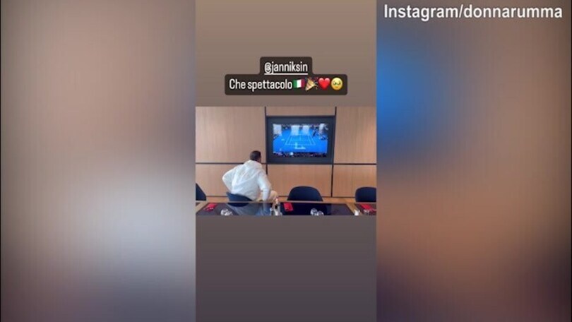 Trionfo Sinner all'Australian Open: Donnarumma esulta davanti la Tv