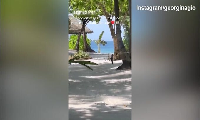 Allenamento alle Maldive per Georgina, poi un doppio caffè