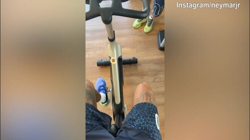 Infortunio Neymar, il brasiliano si muove sulla cyclette