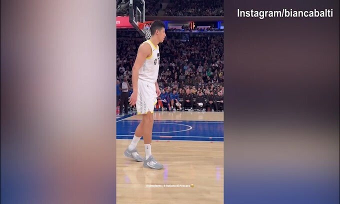 Bianca Balti assiste ad un match Nba: in campo l'italiano Fontecchio