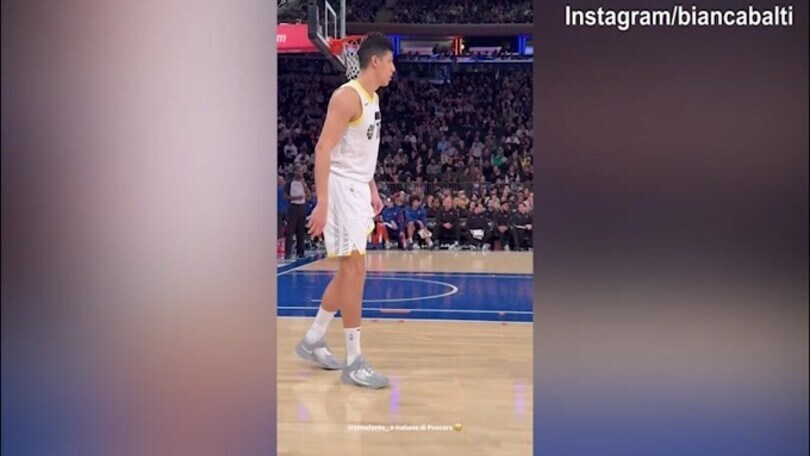 Bianca Balti assiste ad un match Nba: in campo l'italiano Fontecchio