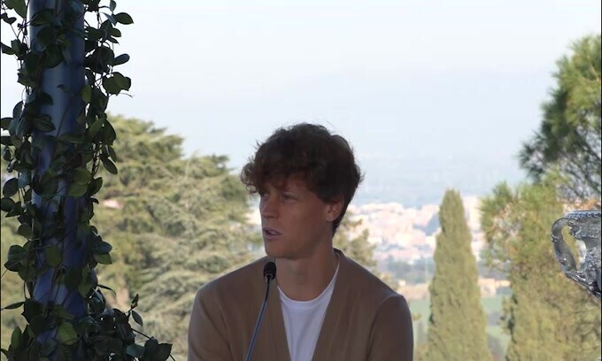 Sinner si lamenta che non può continuare a vedere la sua serie tv