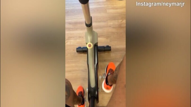 Neymar, lavoro sulla cyclette