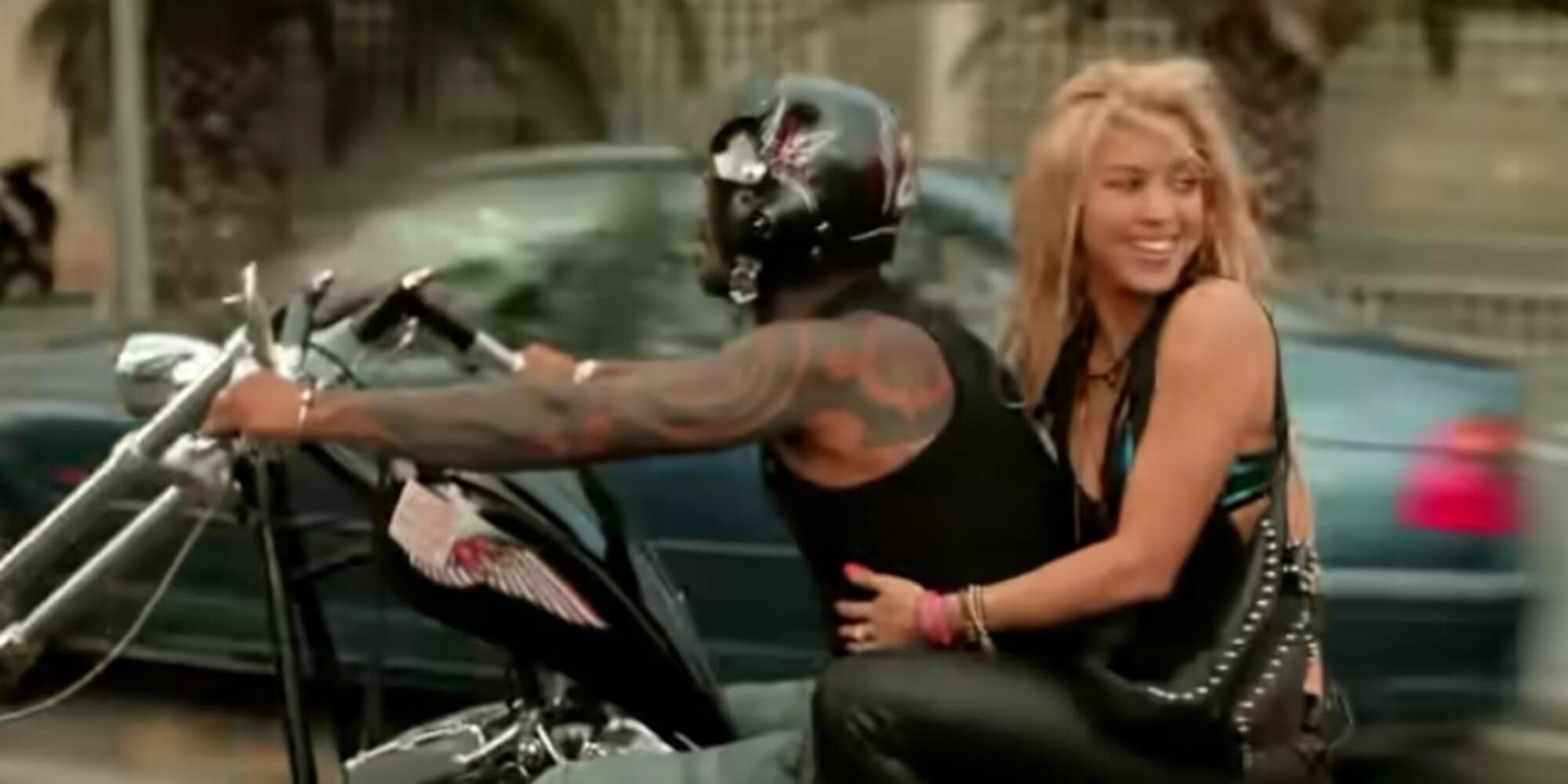 Shakira troppo "Loca" a Barcellona: in moto e senza casco nel video clip