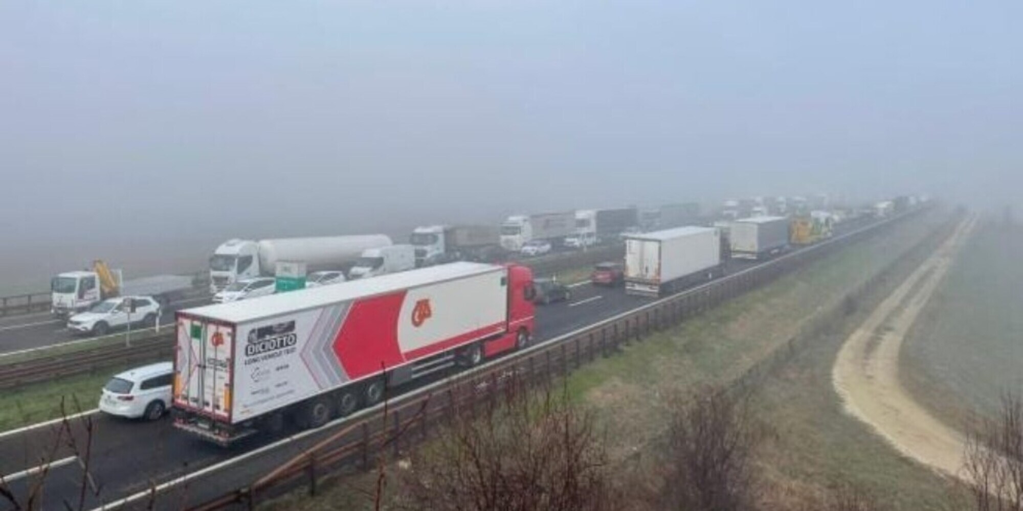 Maxi tamponamento sulla A22: 100 veicoli coinvolti e 35 feriti