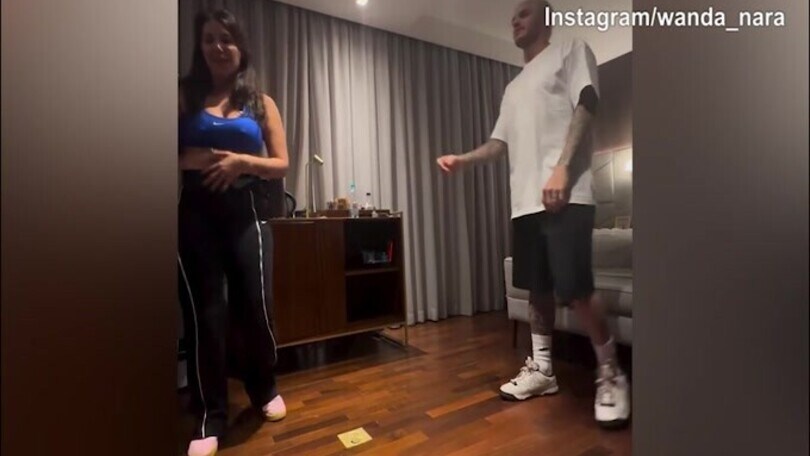 Wanda Nara e Mauro Icardi, lui insegna a lei alcuni passi di danza...