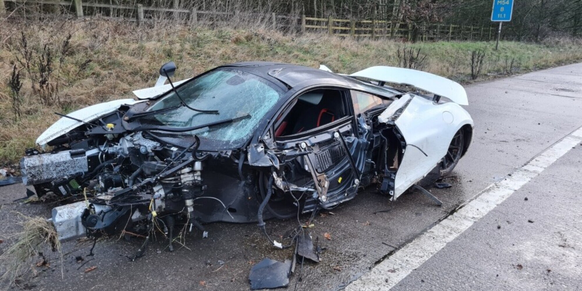 Panico in autostrada: McLaren da 270mila euro si schianta e prende fuoco