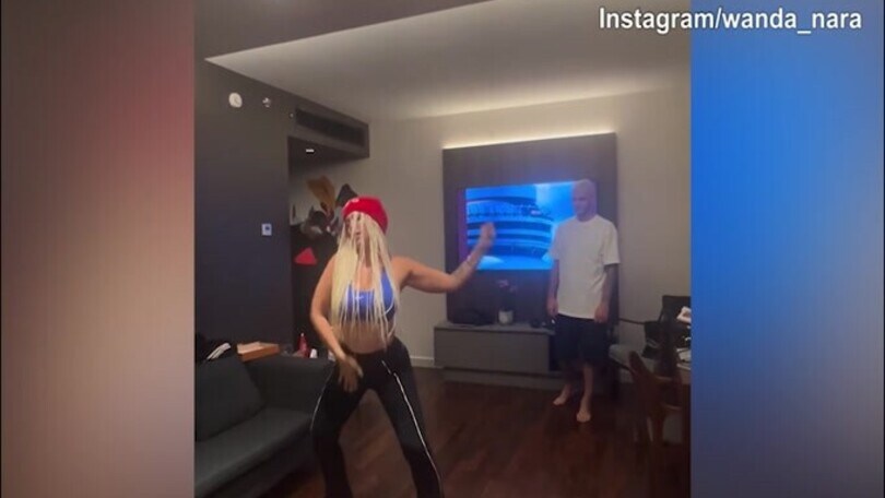 Wanda Nara balla, Mauro Icardi assiste alle prove