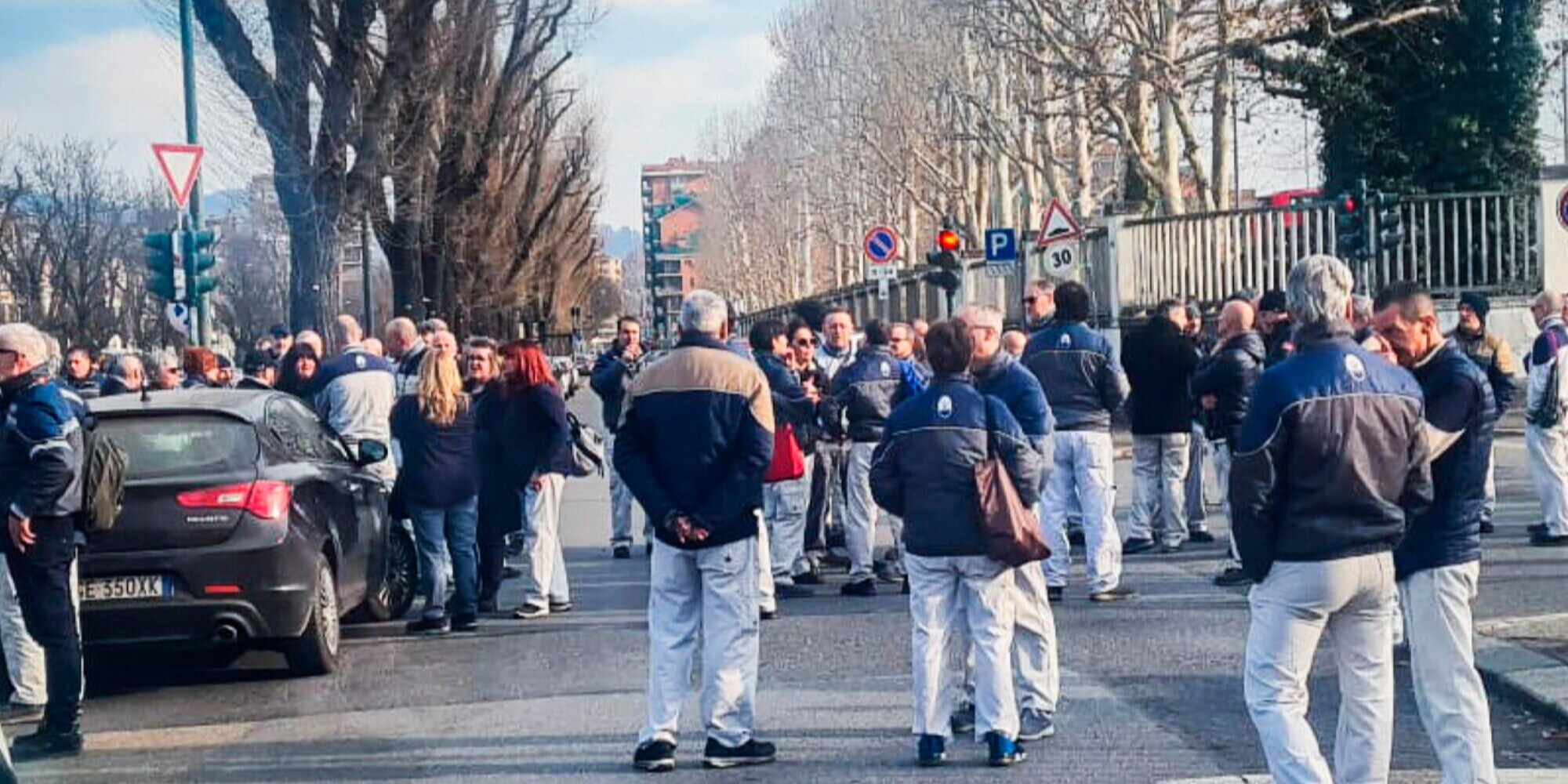 Tensione a Mirafiori: dipendenti Stellantis in sciopero scendono in strada