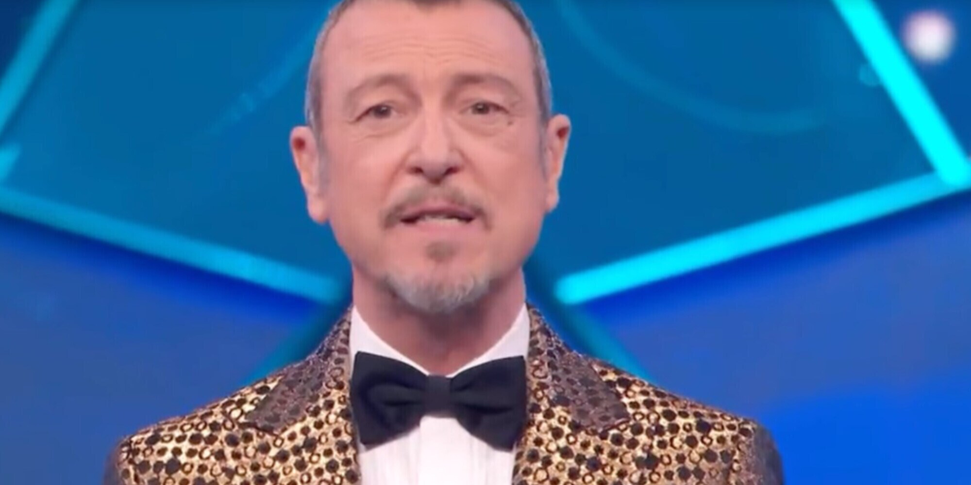 Amadeus polemico a Sanremo: il caso John Travolta e la frecciata in diretta tv