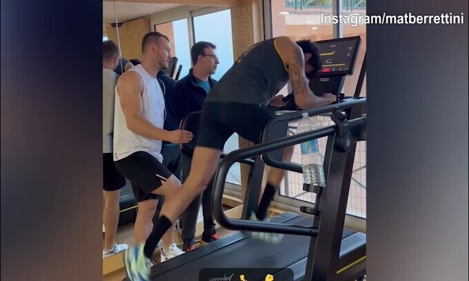 Tennis, Berrettini di corsa sul tapirulan