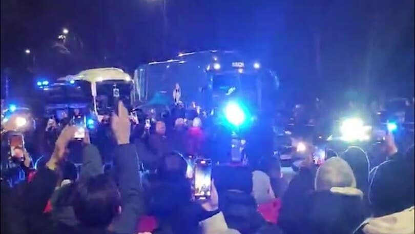 Napoli, l'arrivo a San Siro tra i fischi