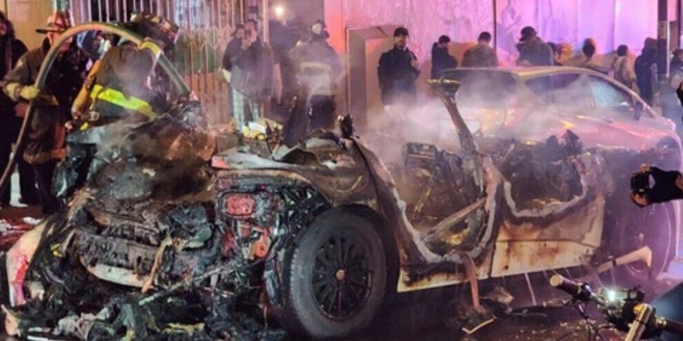 Folla inferocita distrugge e incendia un taxi a guida autonoma