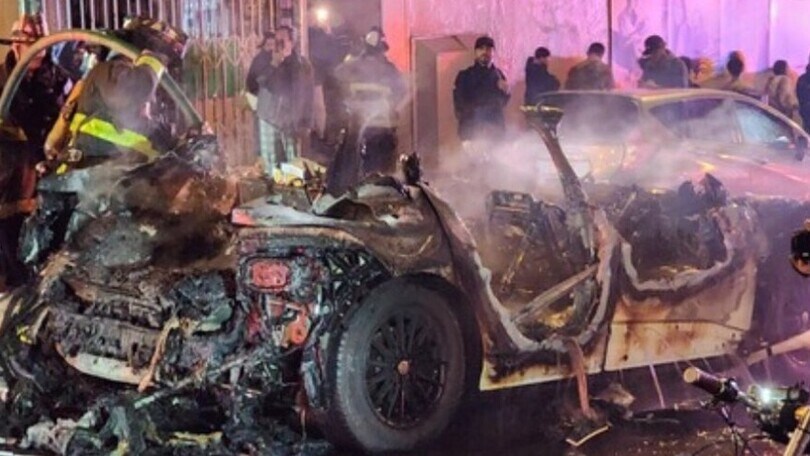 Folla inferocita distrugge e incendia un taxi a guida autonoma