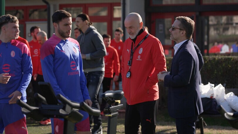Milan: Pioli premiato da Furlani per le 100 vittorie in Serie A