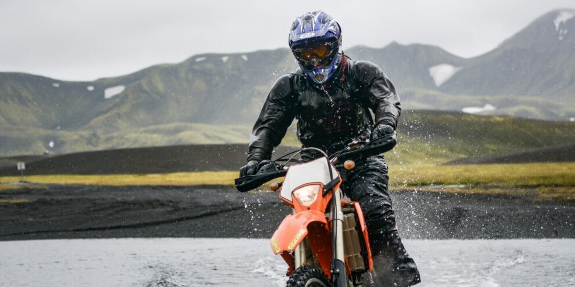 La legge dice no all'uso della moto quando nevica. Ma perché?