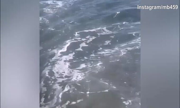 Mario Balotelli, giro in acqua al mare